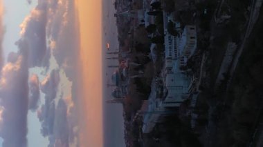 İSTANBUL, TURKEY - 10 Nisan 2021: Sunset Topkapı Sarayı. Hava görüntüsü. Dikey Video