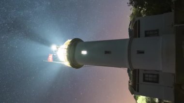 Mavi Samanyolu, Gelidonya Deniz Feneri üzerinde, geceleyin. Yıldızlı Gökyüzü. Pembe Işık Kirliliği. Hindi. Zaman aşımı. Dikey Video