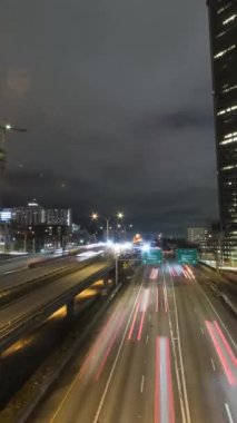 Seattle Şehir Merkezi, Gece. Yoldaki araba trafiği. ABD. Zaman aşımı. Dikey Video