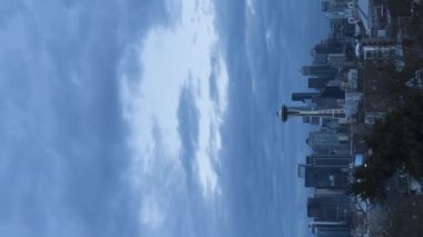 Seattle Skyline Bulutlu Gece 'de. ABD. Gündüzden Geceye Geçiş. Kerry Park 'tan görüntü. Dikey Video