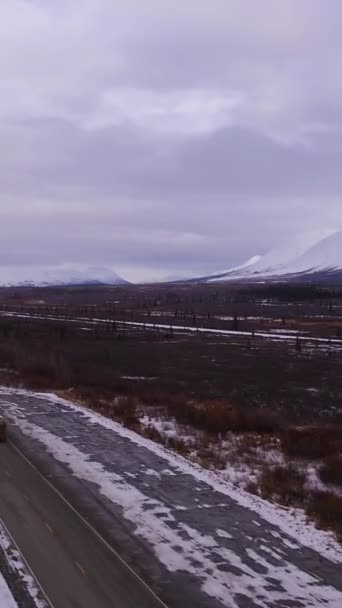 Camión Combustible Los Parques Highway Montañas Cubiertas Nieve Día Nublado — Vídeos de Stock
