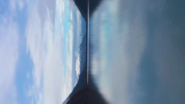 阳光普照的波蒂奇湖 冰块和雪山 美国阿拉斯加州空中景观 无人机向后和向上飞去 开了一枪垂直录像 — 图库视频影像