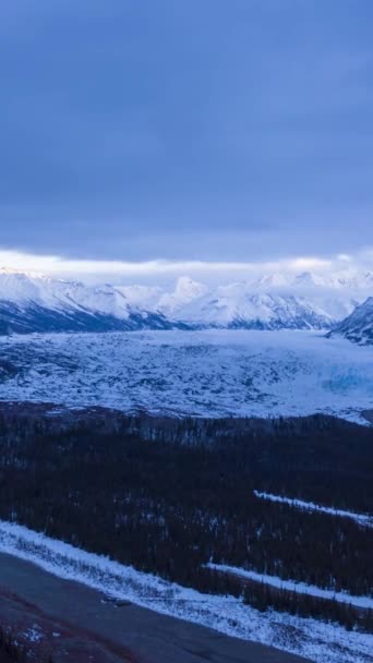 云天的马塔努斯卡冰川终点 雪山和森林 美国阿拉斯加州空中超速 时间超速 飞行员向前飞 垂直录像 — 图库视频影像