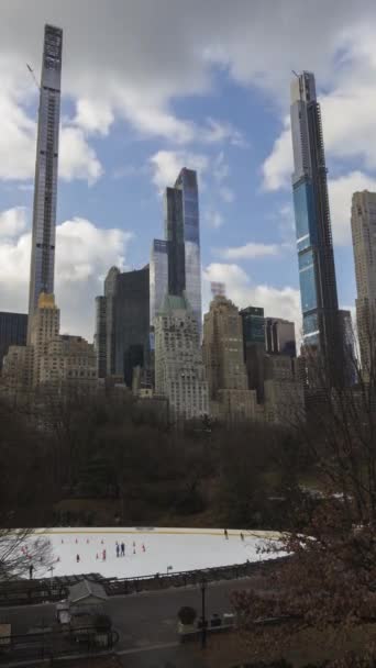 Eislaufen Auf Der Eisbahn Central Park Einem Sonnigen Tag Stadtbild — Stockvideo