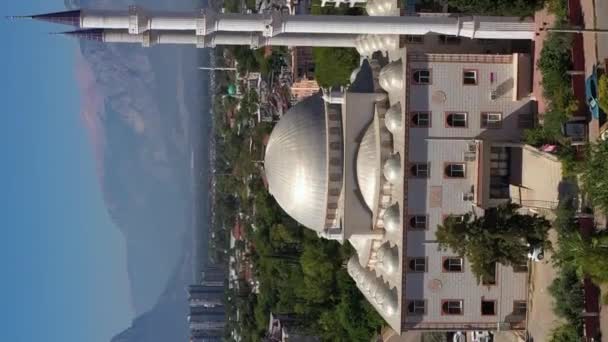 Mezquita Blanca Paisaje Urbano Montañas Antalya Turquía Vista Aérea Orbitando — Vídeo de stock