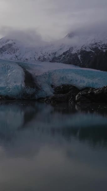 阳光日的波蒂奇冰川 波蒂奇湖 反光山和雪山 美国阿拉斯加州空中景观 无人机向上飞 垂直录像 — 图库视频影像