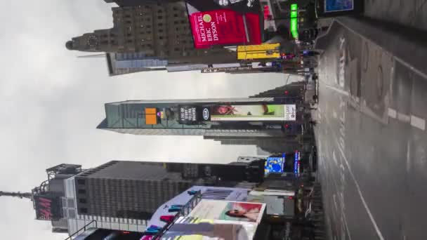 ニューヨークシティ アメリカ January 2021 タイムズスクエアの車の交通と人々 雲の朝 タイムラップス ワイドショット バーティカルビデオ — ストック動画