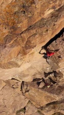 Tırmanan Adam Kaya tırmanışı. Crack Trad Tırmanışı. Tamgaly Tas, Kazakistan. Hava görüntüsü. Dikey Video