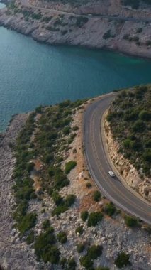 Araba sahil şeridi boyunca. Sea ve Hills. Hava görüntüsü. Hindi. Drone İleri Uçuyor. Dikey Video