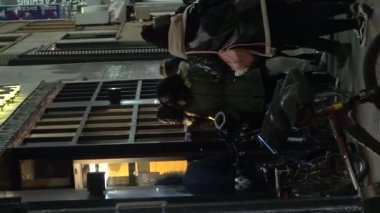 NEW YORK ŞEHRİ, ABD - 23 HAZİRAN 2021: Geceleri bir kafeye girmek için sırada bekleyen maskeli insanlar. Manhattan 'ın göbeğinde dikey video.