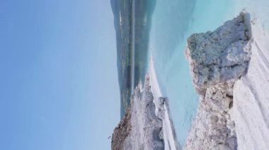 Güneşli bir günde Salda Gölü kıyısı. Krater Gölü. Burdur ilinin, Türkiye. Hava görüntüsü. Türk Maldivleri. İnsansız hava aracı alçaktan uçuyor. Kaypak Vuruşu. Dikey Video