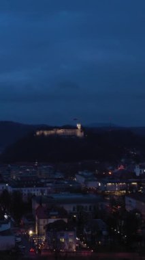Gece vakti Ljubljana Şehir Merkezi. Slovenya, Avrupa. Hava görüntüsü. Yörüngede. Dikey Video