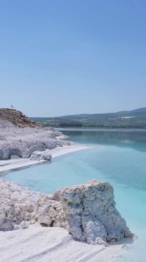 Güneşli bir günde Salda Gölü kıyısı. Krater Gölü. Burdur ilinin, Türkiye. Hava görüntüsü. Türk Maldivleri. İnsansız hava aracı alçaktan uçuyor. Kaypak Vuruşu. Dikey Video