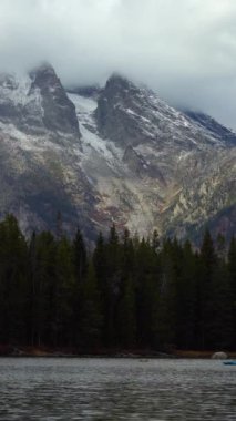 String Gölü, Tekne ve Dağlar. Grand Teton Ulusal Parkı, Wyoming, ABD. Geniş açı. Dikey Video