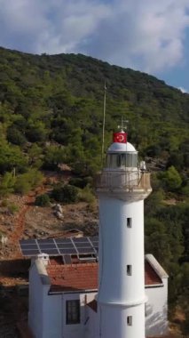 Gelidonya Deniz Feneri ve Deniz. Antalya, Türkiye. Hava görüntüsü. Drone yörüngede. Dikey Video