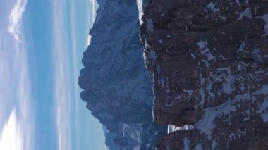 Tre Cime Di Lavaredo ve Sextenstein. Kışın güneşli bir günde Üç Tepe. Hava görüntüsü. Seksi Dolomitler, Güney Tyrol, Alpler. İtalya. Yörüngede. Kuzeyden görüntü. Dikey Video