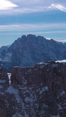 Tre Cime Di Lavaredo ve Sextenstein. Kışın güneşli bir günde Üç Tepe. Hava görüntüsü. Seksi Dolomitler, Güney Tyrol, Alpler. İtalya. Yörüngede. Kuzeyden görüntü. Dikey Video