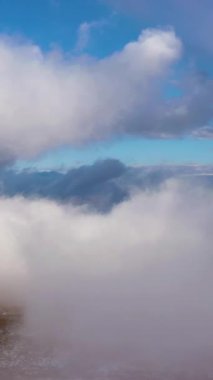 Evans Dağı 'ndaki bulutların arasından uçuyor. Hava görüntüsü. Colorado, ABD. Drone İleri Uçuyor. Dikey Video