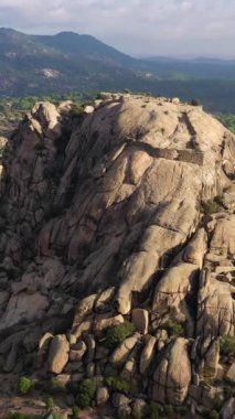 Besparmak Dağları 'ndaki Corlenasari Kalesi. Tuvaletler. Çamlar ve Dağlar. Hava görüntüsü. Mugla, hindi. Yörüngede. Dikey Video
