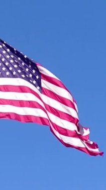 Amerika Birleşik Devletleri Ulusal Dalga Bayrağı. Mavi Gökyüzü. Dikey Video