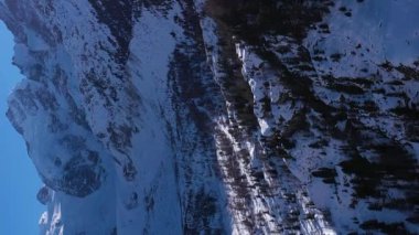 Güneşli kış gününde İsviçre 'de Piz Bernina. İsviçre Alpleri. Hava görüntüsü. Drone İleri Uçuyor, Eğil. Şutu göster. Dikey Video