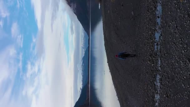Man Går Portage Lake Shore Snötäckta Berg Soliga Dagen Alaska — Stockvideo