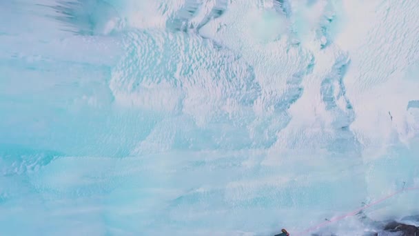 凍った滝の氷上昇 空中ビュー 登山家は氷をリードしています バルスコーン バレー キルギス ドローン フライズ サイドウェイ バーティカルビデオ — ストック動画