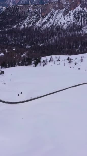 Weg Giau Pass Winter Belluno Dolomieten Italië Luchtfoto Drone Flies — Stockvideo