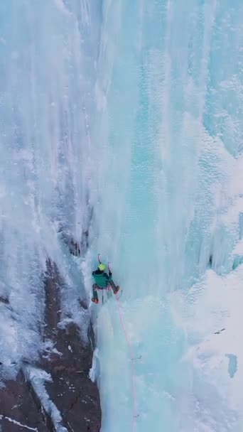 Isklättring Frozen Waterfall Flygfoto Mountaineer Man Ledande Barskoon Valley Kirgizistan — Stockvideo