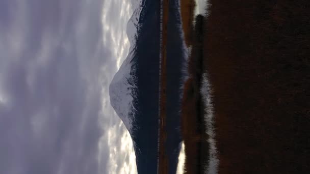 Snow Capped Mountains Bij Turnagain Arm Bewolkte Herfstdag Rieten Reflecties — Stockvideo