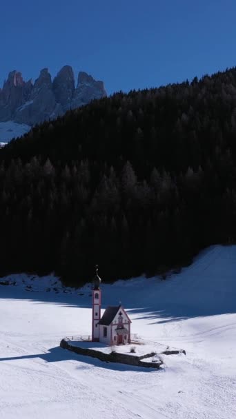 Iglesia San Juan Bosque Dolomitas Soleado Día Invierno Tirol Del — Vídeo de stock