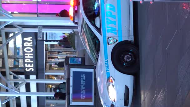 ニューヨークシティ アメリカ ジャンナリー 2021 タイムズスクエアのニューヨーク警察セダンカー Nypdについて バーティカルビデオ — ストック動画