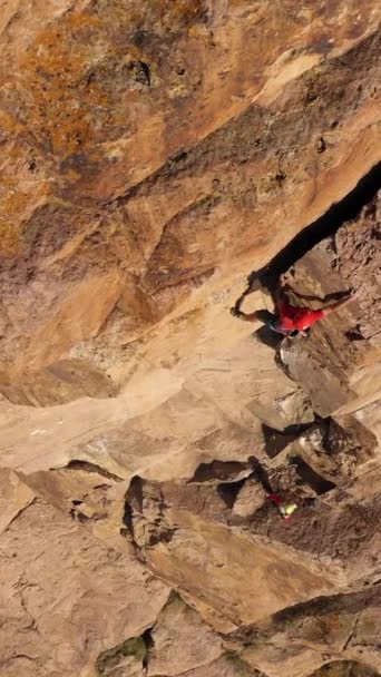 Hombre Escalador Escalada Roca Crack Trad Climbing Tamgaly Tas Kazajstán — Vídeos de Stock