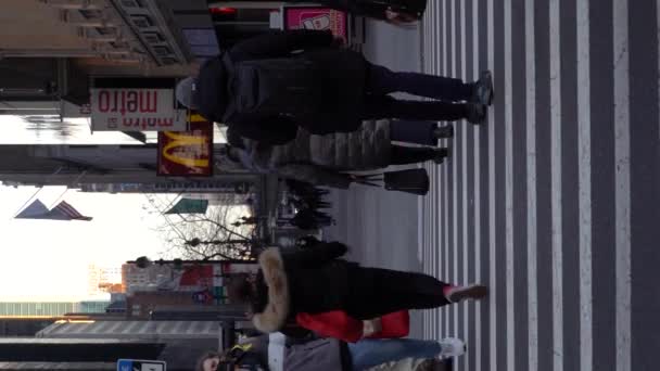New York City Usa Januar 2021 Menschen Mit Masken Überqueren — Stockvideo