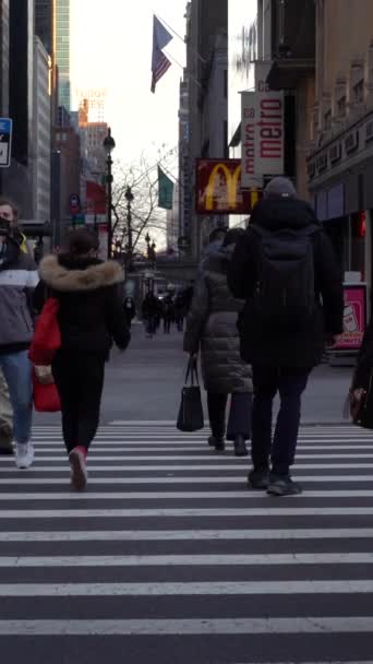 2021년 23일 코로나 바이러스 전염병으로 겨울날 미드타운 맨해튼의 거리를 건너는 — 비디오