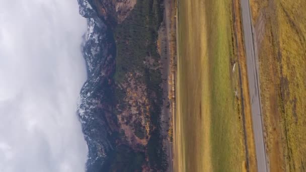 Teton Dağı Sıradağları Kırmızı Çayır Sonbahar Bulutlu Günü Yolunda Arabalar — Stok video