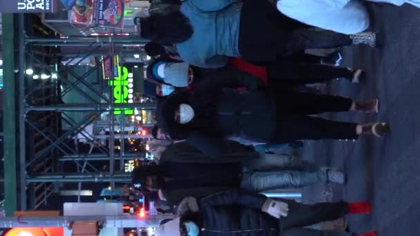 New York City Usa Styczeń 2021 Ludzie Maskach Przemierzający Nocą — Wideo stockowe