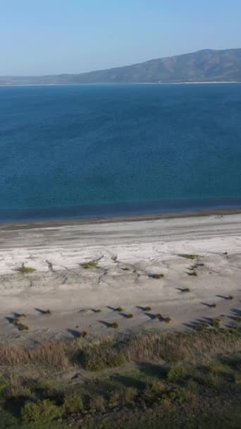 サルダ湖 晴れた日に ブルドゥール県 トルコ アリアルビュー ドローン フライが先に進む ティルトアップ ショットを明らかに バーティカルビデオ — ストック動画