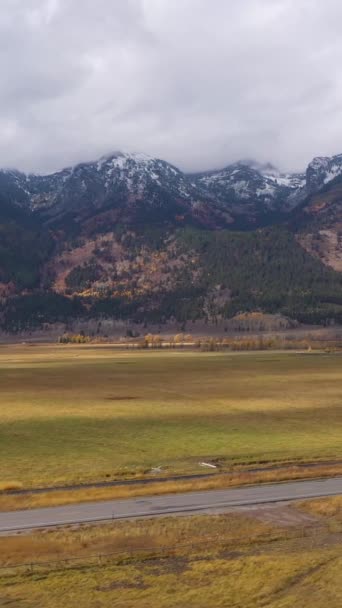 Teton Mountain Range Red Meadow Cars Road Pada Autumn Cloudy — Stok Video