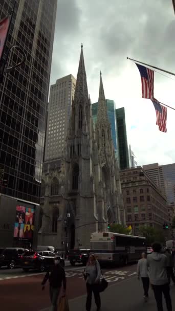 ニューヨークシティ アメリカ セプトナー 2021 マンハッタンの車の交通とセントパトリック大聖堂 アメリカの旗 バーティカルビデオ — ストック動画