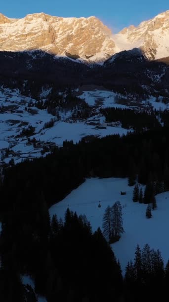 Sas Dla Crusc山 冬日落日的白云石阿尔卑斯山 意大利南蒂罗尔的巴迪亚空中景观 飞行员向前飞 倾斜向上 真枪实弹垂直录像 — 图库视频影像
