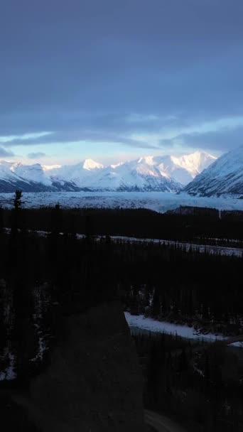 Ледник Матануска Покрытые Снегом Горы Лес День Облаков Аляска Сша — стоковое видео