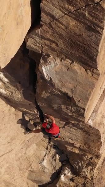 Людина Скелелазіння Тріщина Скелелазіння Скелі Тамгалії Тасі Казахстан Вид Повітря — стокове відео
