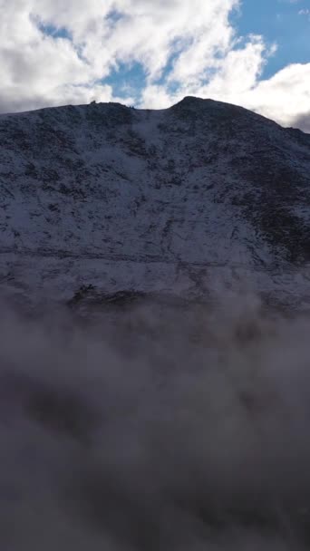Der Verschneite Mount Evans Luftaufnahme Colorado Usa Drohne Fliegt Durch — Stockvideo