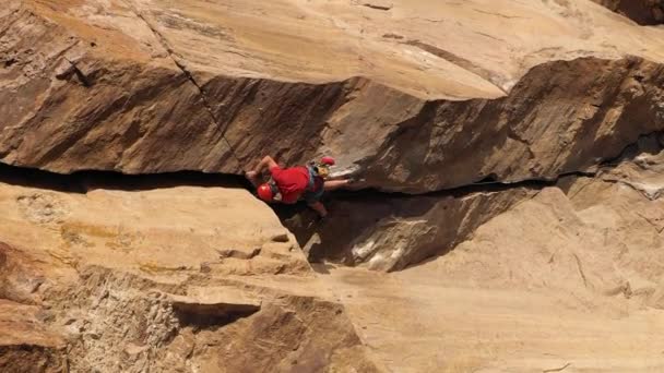 人类攀岩攀岩 裂缝坑爬升 哈萨克斯坦坦加利塔斯的悬崖 空中景观 垂直录像 — 图库视频影像