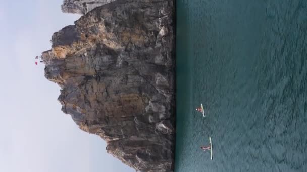 Ludzie Sup Boards Sea Cliffs Widok Lotu Ptaka Dron Orbituje — Wideo stockowe