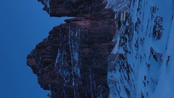 トレイ ラバレド 冬の朝のトワイライトとアウロゾ ハットの3つのピーク ブルーアワー アリアルビュー セックス ドロミテス 南ティロル イタリア — ストック動画