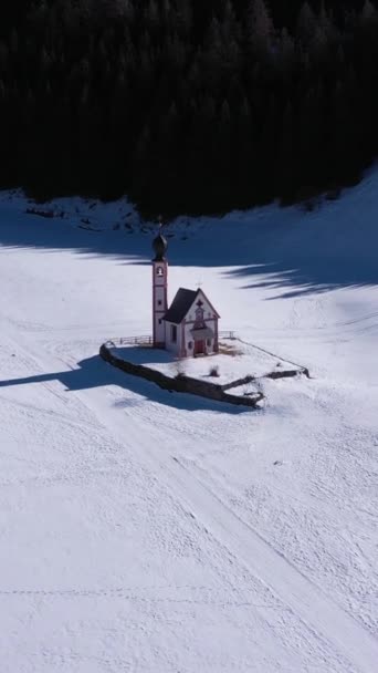 圣约翰教堂在冬天的白云石 南蒂罗尔 意大利 空中景观 飞行员向前飞 向下倾斜 垂直录像 — 图库视频影像