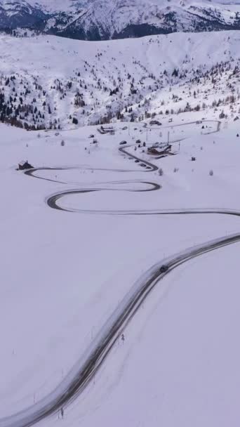 Winding Road Giau Pass Winter Belluno Dolomieten Italië Luchtfoto Drone — Stockvideo