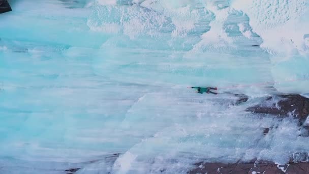 Escalada Gelo Cachoeira Congelada Vista Aérea Mountaineer Está Liderar Ice — Vídeo de Stock